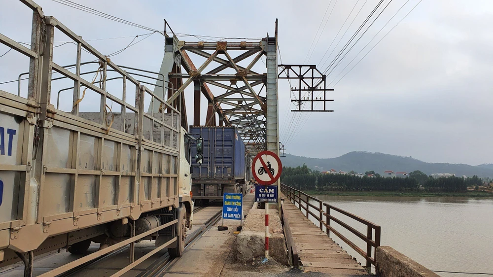 Cầu Cẩm Lý (Bắc Giang) là cây cầu duy nhất hiện nay vẫn đi chung đường bộ, đường sắt