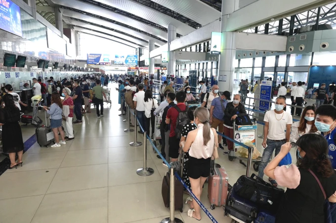 Sân bay Nội Bài đông khách trong dịp cao điểm 