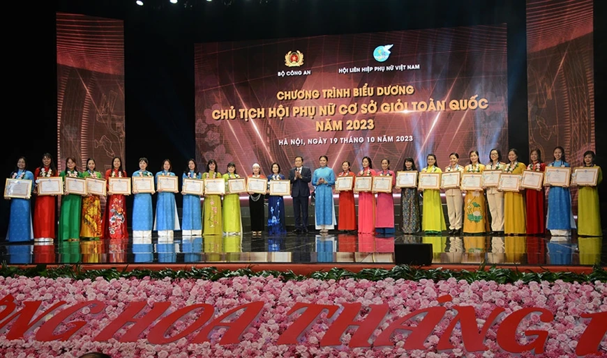 Phó Chủ tịch Thường trực Quốc hội Trần Thanh Mẫn và Chủ tịch Hội LHPN Việt Nam Hà Thị Nga tặng bằng khen cho các đại biểu được tuyên dương