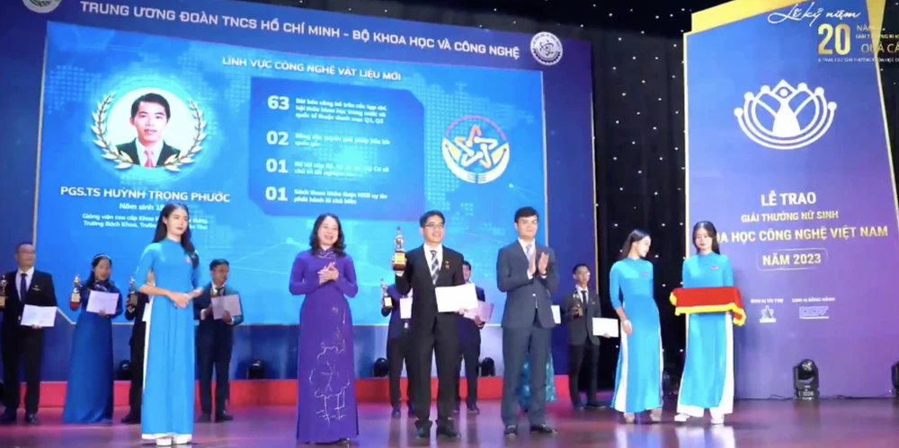 Phó Chủ tịch nước Võ Thị Ánh Xuân và Bí thư Thứ nhất Trung ương Đoàn Bùi Quang Huy trao giải thưởng Khoa học công nghệ Quả cầu Vàng năm 2023.