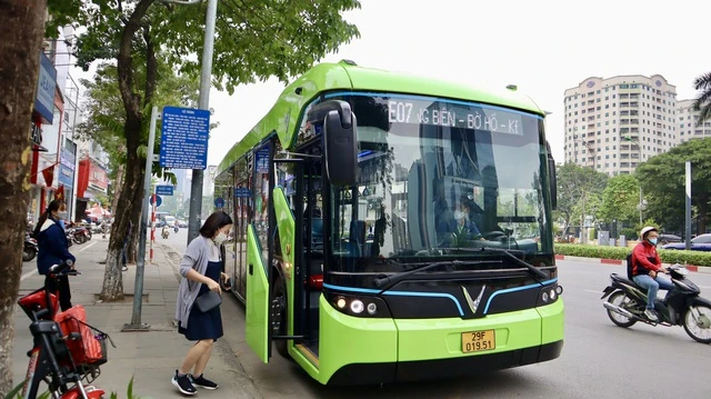 Xe buýt điện trên đường phố Hà Nội