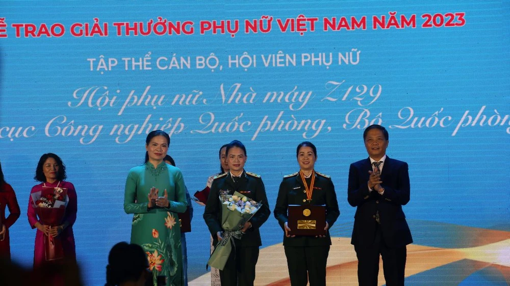 Tập thể nữ cán bộ, công nhân quốc phòng Nhà máy Z129 nhận Giải thưởng Phụ nữ Việt Nam
