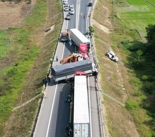 Vụ tai nạn xảy ra trên cao tốc Cam Lộ - La Sơn