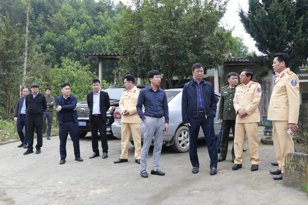 Đoàn công tác của Ủy ban ATGT Quốc gia đã đến hiện trường vụ tai nạn tại Tuyên Quang sáng 5-3