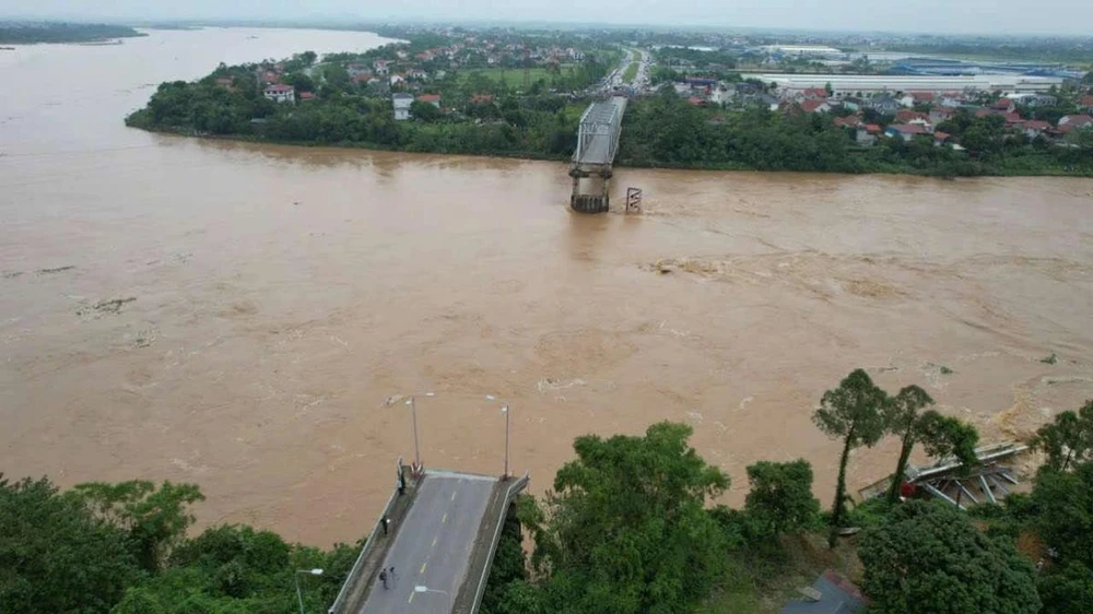 Cầu Phong Châu tỉnh Phú Thọ bị sập vào ngày 9-9