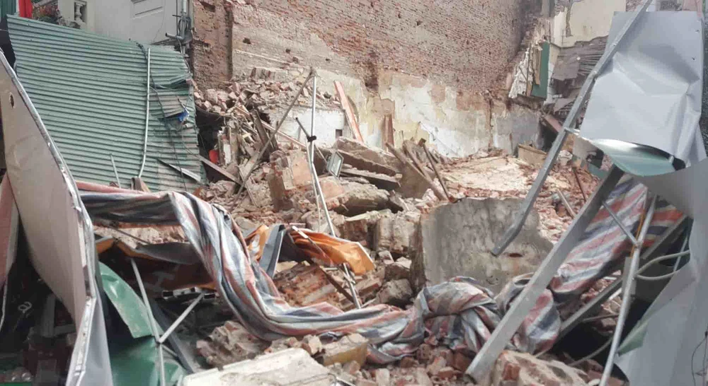 Hà Nội: Tường nhà cổ cao 10m đổ sập