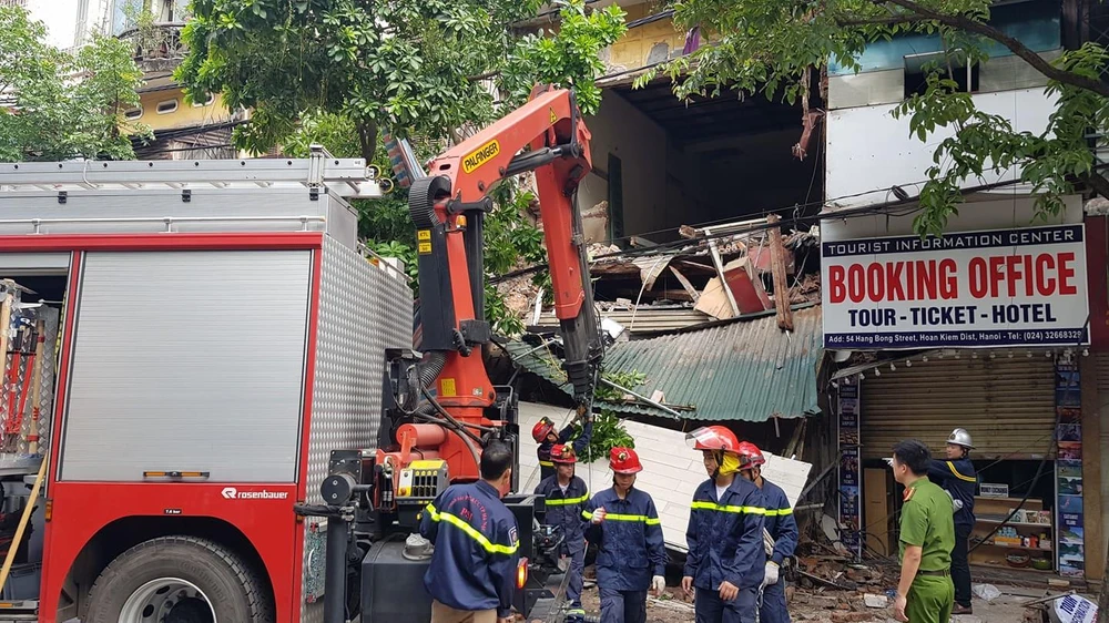 Nhà 2 tầng ở phố cổ Hà Nội đổ sập lúc sáng sớm
