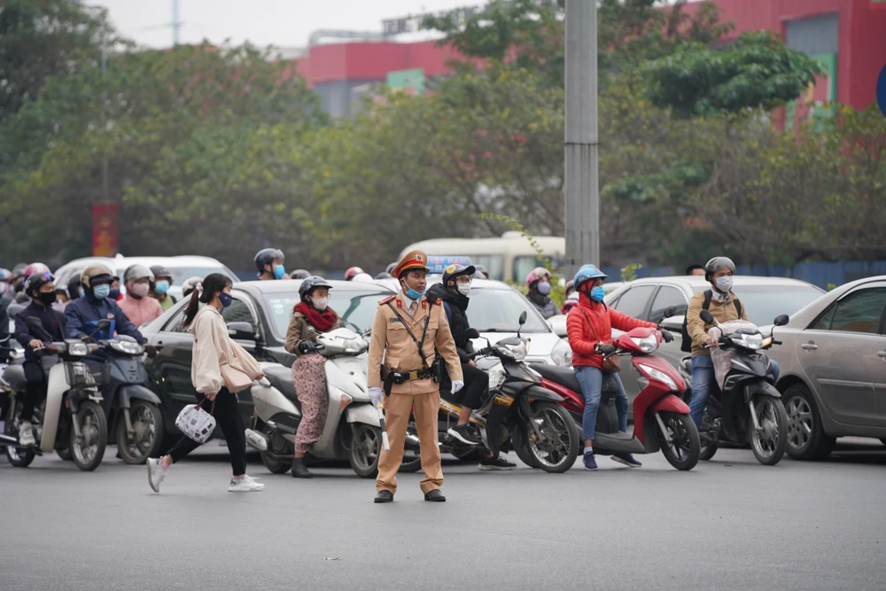 CSGT điều tiết giao thông tại Hà Nội. Ảnh: ĐỖ TRUNG