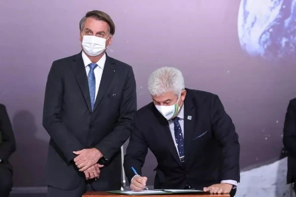 Bộ trưởng Khoa học và Công nghệ Brazil Marcos Pontes ký Hiệp định Artemis, bên cạnh Tổng thống Jair Bolsonaro vào ngày 15-6. Ảnh: space.com