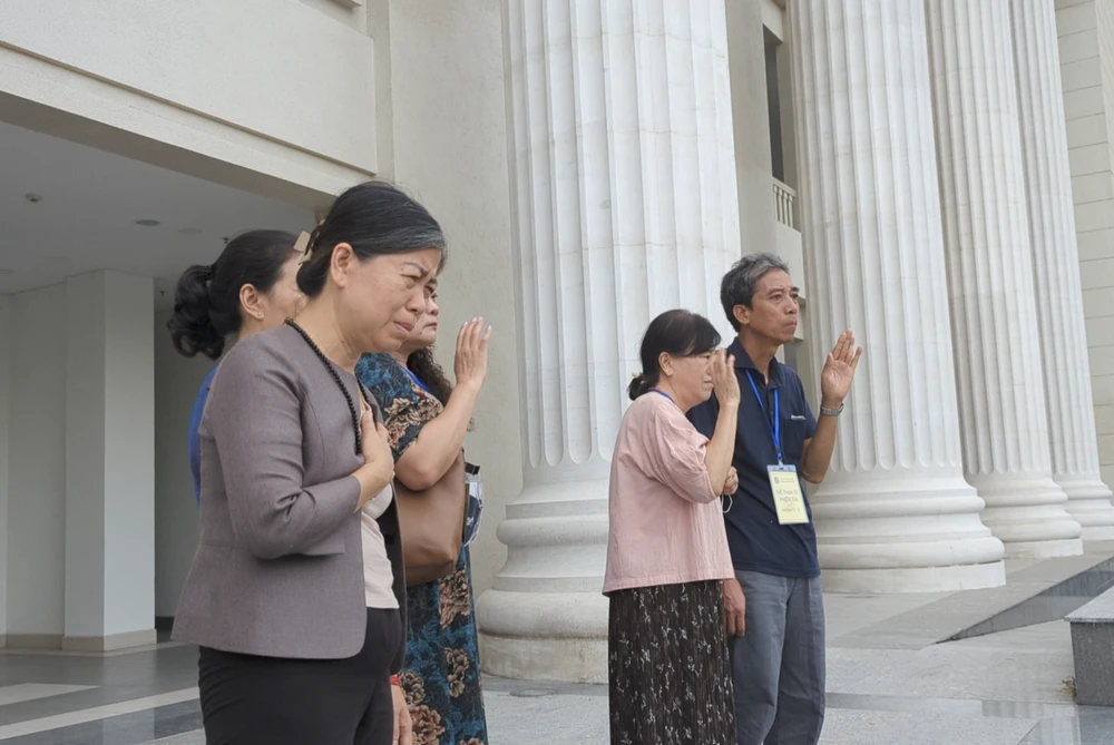 Vợ bị cáo Tô Anh Dũng nói "anh vì em, vì các con mà cố lên" 