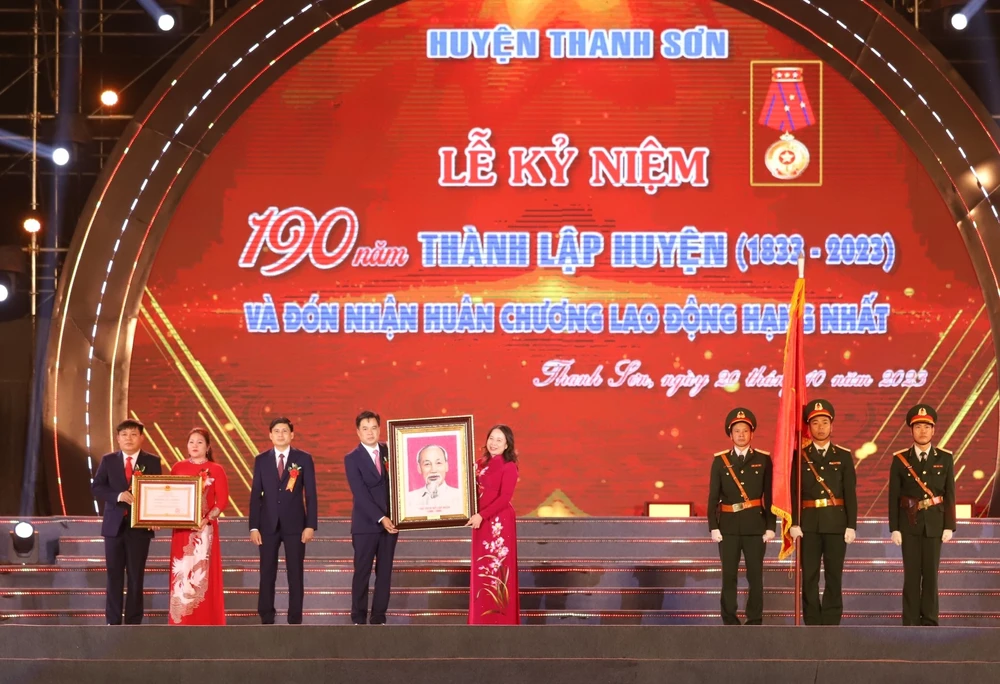 Huyện miền núi của Phú Thọ đón nhận Huân chương Lao động hạng Nhất
