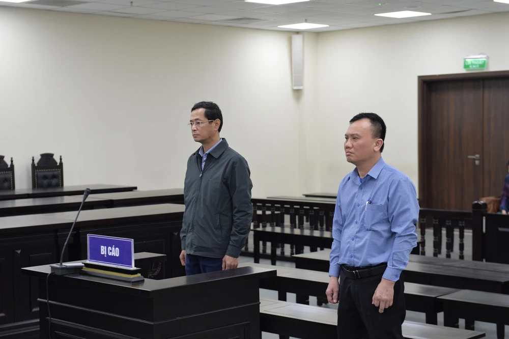 Bị cáo Trương Quang Việt (trái) và Lê Minh Tuyến tại phiên tòa chiều 6-3