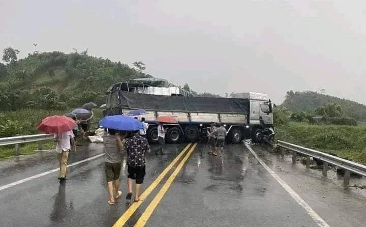 Hình ảnh chiếc xe tải mất lái chắn ngang đường cao tốc