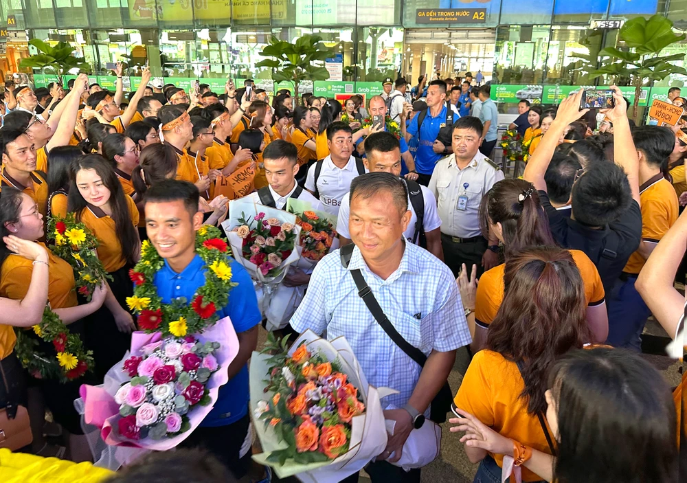 Cổ động viên chào đón CLB bóng đá LPBank - HCMC giành quyền lên chơi ở Giải Hạng nhất Quốc gia 2024-2025