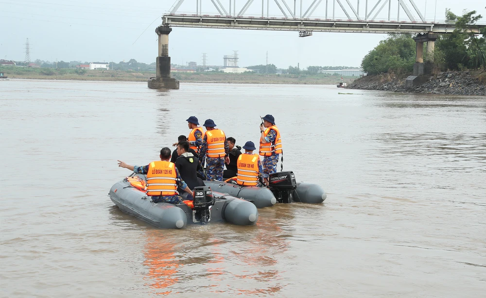 Đặc công nước tìm kiếm nạn nhân vụ sập cầu Phong Châu trong nước chảy xiết - Ảnh 7.