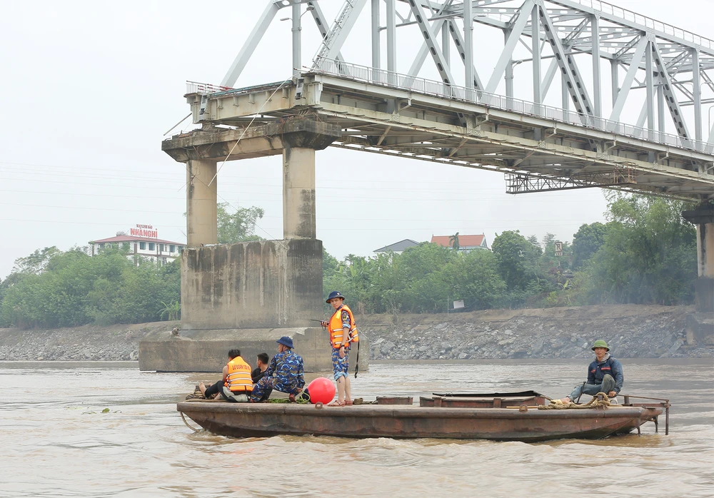 Đặc công nước tìm kiếm nạn nhân vụ sập cầu Phong Châu trong nước chảy xiết - Ảnh 3.