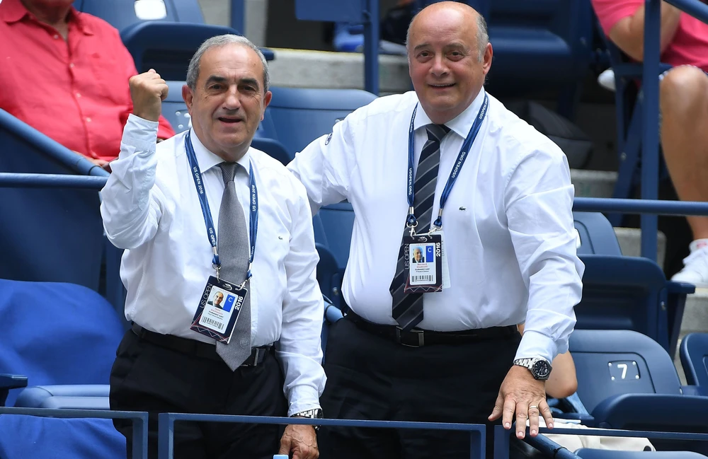Chủ tịch FFT Bernard Giudicelli (phải) quyết định không trao suất wild-card cho Maria Sharapova