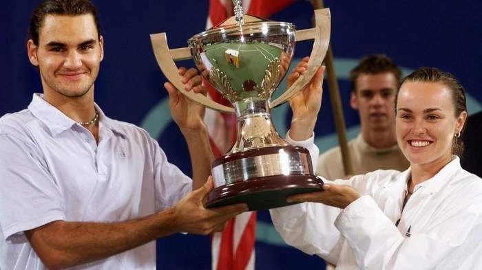 Hingis (phải) dạy cho Federer cách thắng giải đấu đầu tiên
