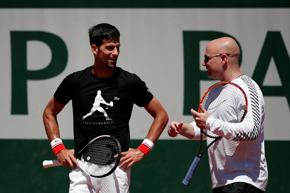 Novak Djokovic sẽ giữ Andre Agassi (phải) làm HLV trưởng
