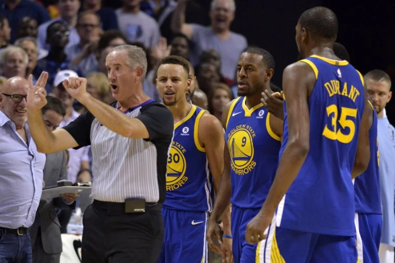 Curry (giữa) và KD (số 35) đã bị đuổi khi Warriors thua trận thứ 2 trong mùa