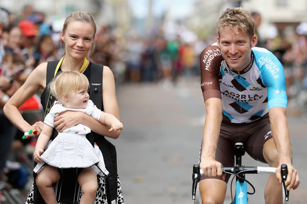 Jan Bakelants cùng với bạn gái và con gái ở Tour de France 2017