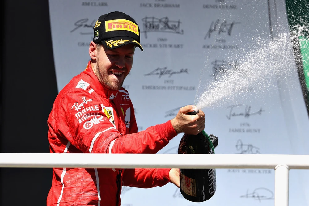 Sebastian Vettel khui champagne với nụ cười trên môi