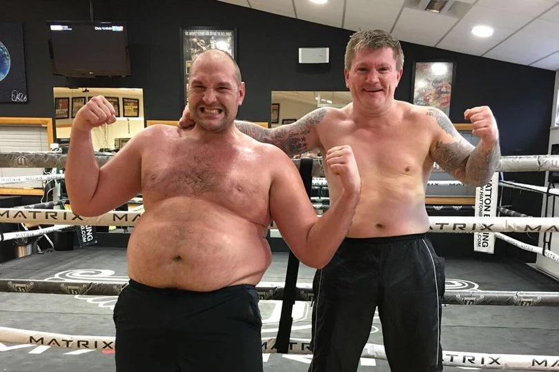 Tyson Fury khoe bụng mỡ bên cạnh Ricky Hatton