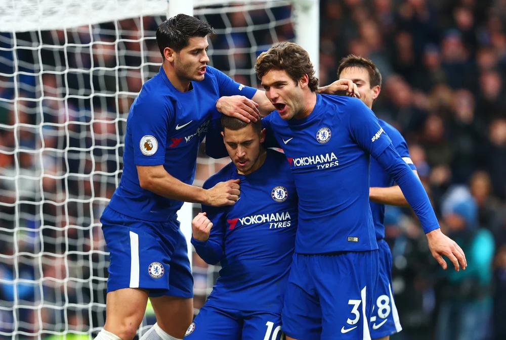 Các cầu thủ Chelsea chia vui cùng Hazard