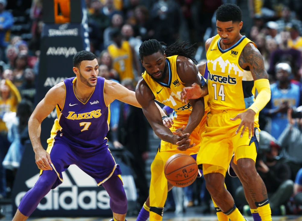 LA Lakers (trái) thua Nuggets vì không thể ghi điểm trong 4 phút cuối