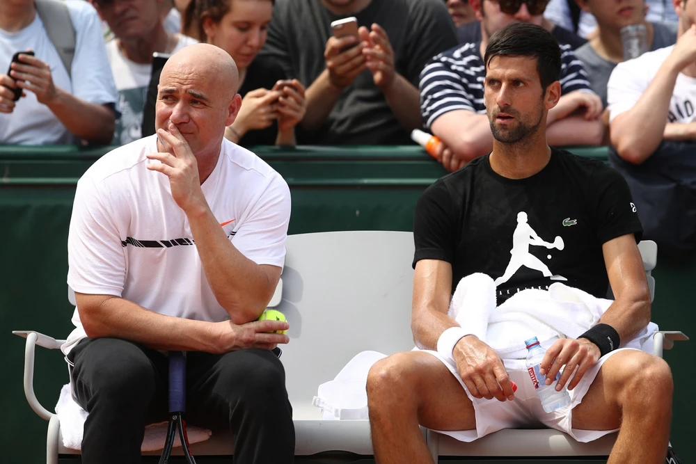 Andre Agassi (trái) và Novak Djokovic