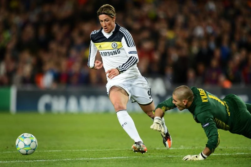 Fernando Torres đi bóng qua Victor Valdes trước khi tung ra "nhát dao định mệnh" hồi năm 2012