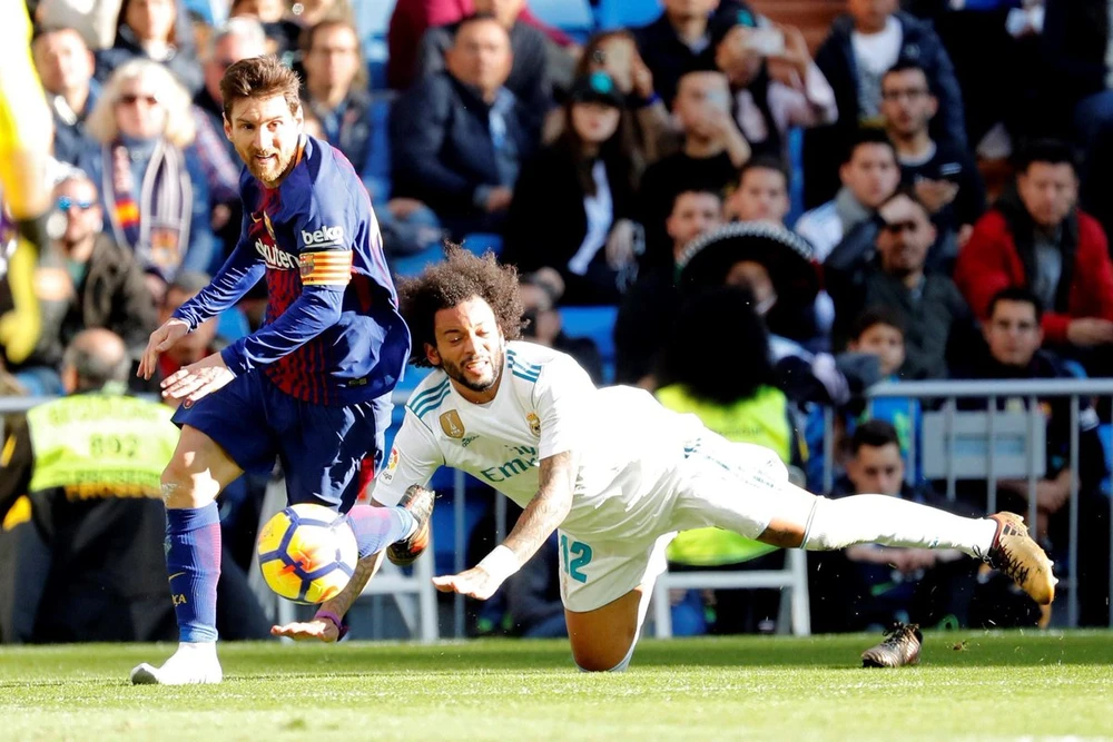 Messi chỉ còn 1 chiếc giày sau khi khiến Marcelo ngã sấp mặt