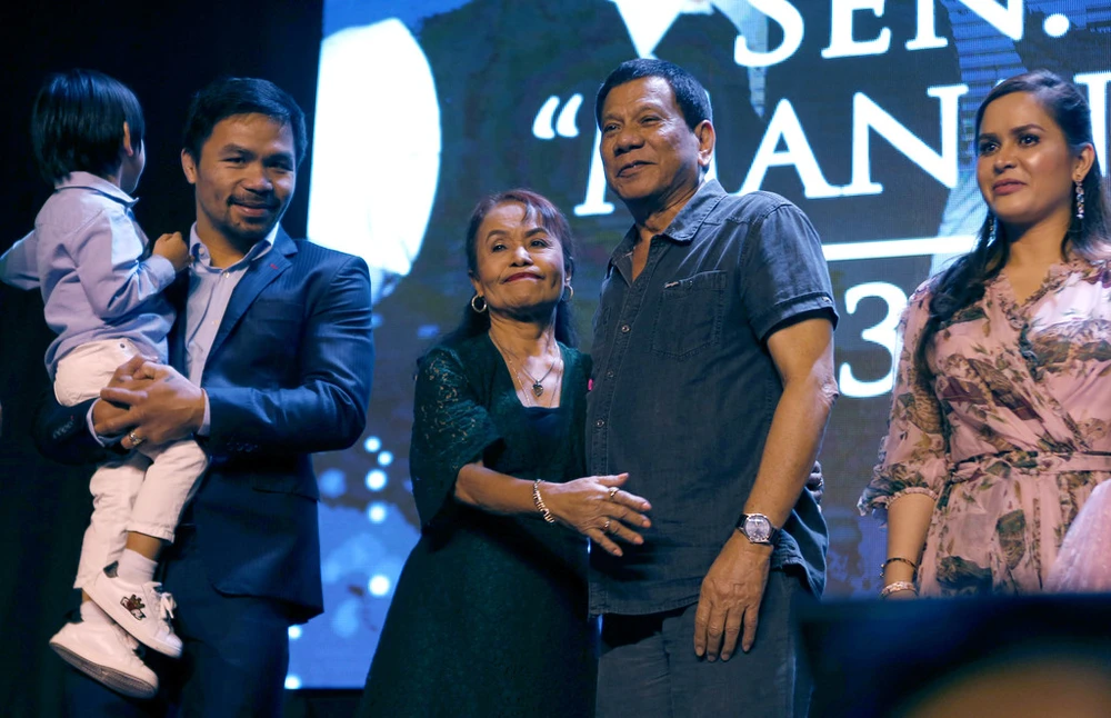 Manny Pacquiao (trái) và Tổng thống Philippines Rodrigo Roa Duterte (thứ 2 từ phải sang)