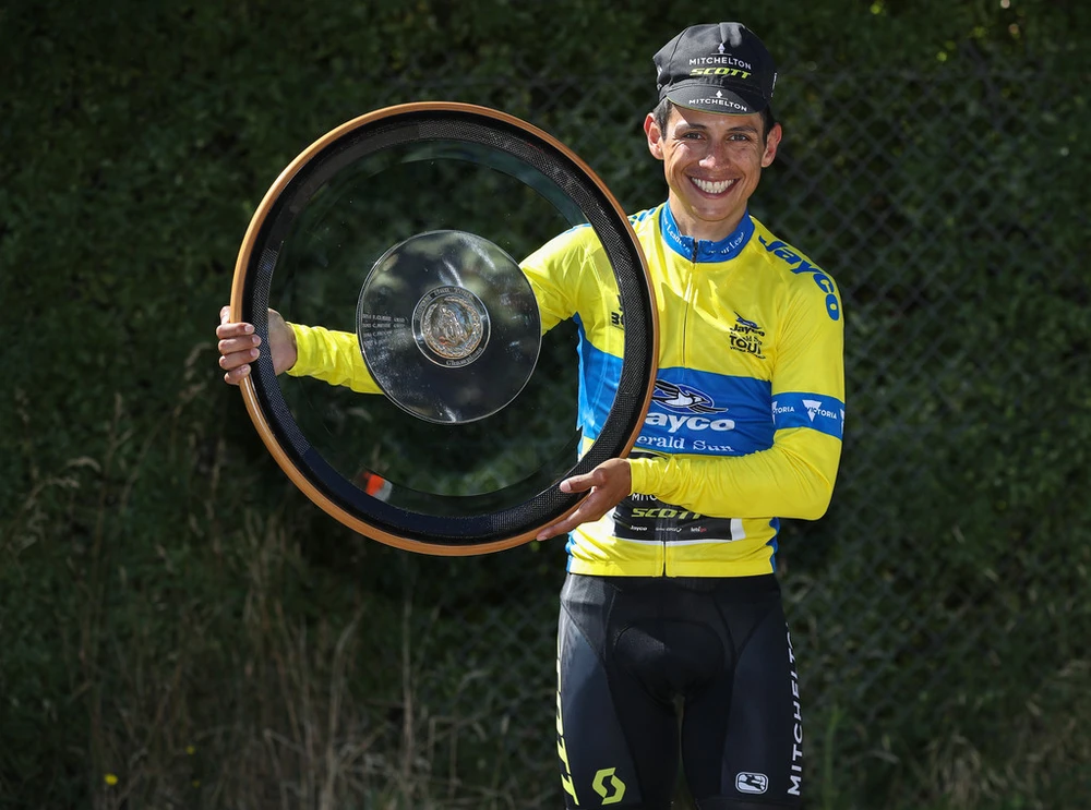 Esteban Chaves và chiếc cúp vô địch Herald Sun Tour