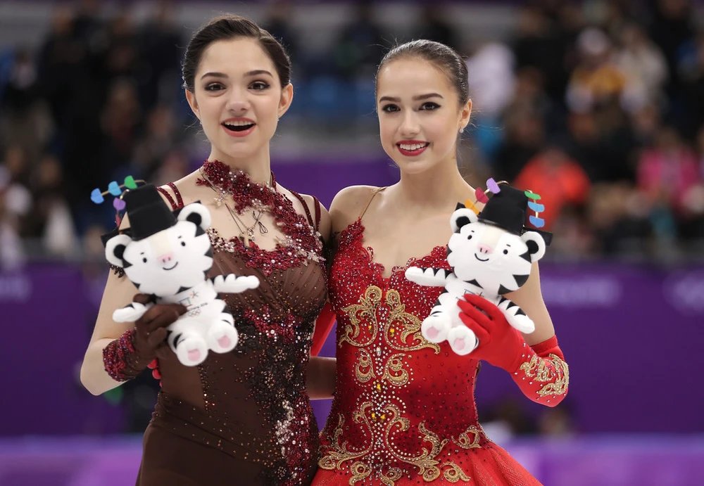 Alina Zagitova (phải) và người đồng hương giành HCB Evgenia Medvedeva