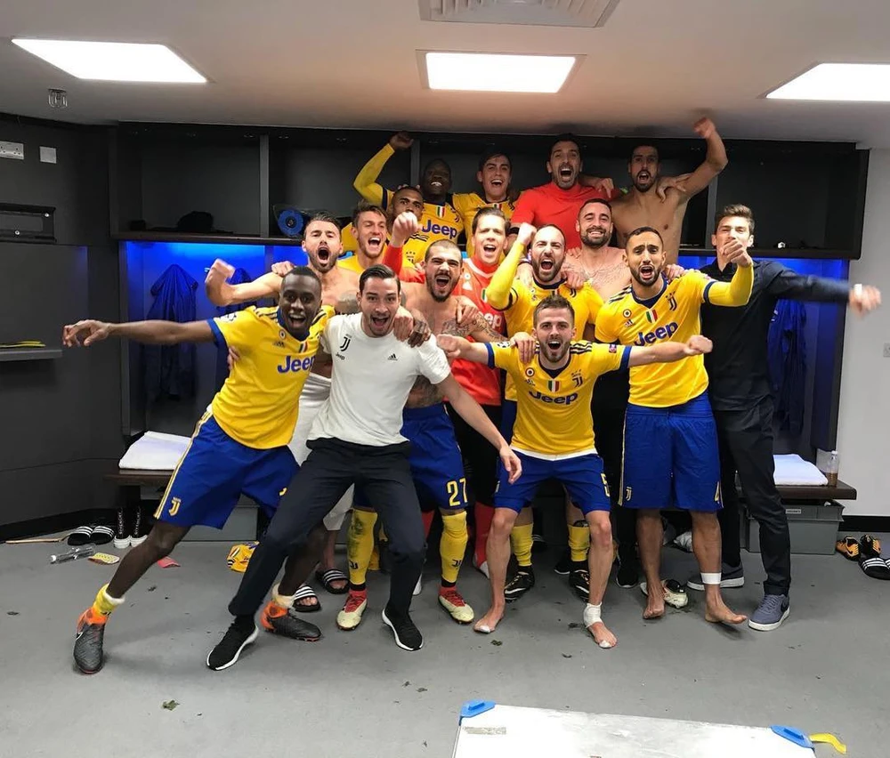 Niềm vui chiến thắng trong phòng thay đồ của các cầu thủ Juve