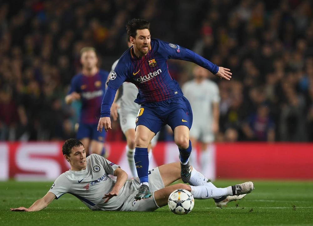 Messi vượt qua sự truy cản của Christensen