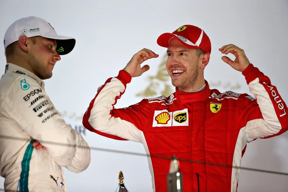 Vettel (phải) vui mừng với chiến thắng