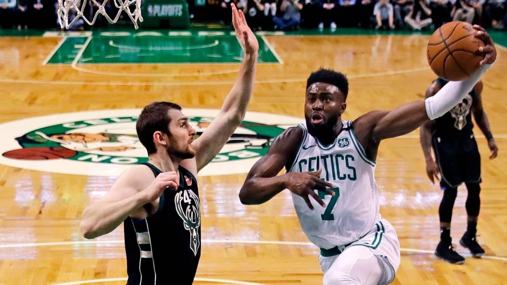 Jaylen Brown (phải) của Celtics trong một pha tấn công trên rổ