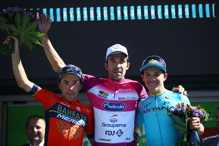 Niềm vui chiến thắng của Thibaut Pinot (giữa)