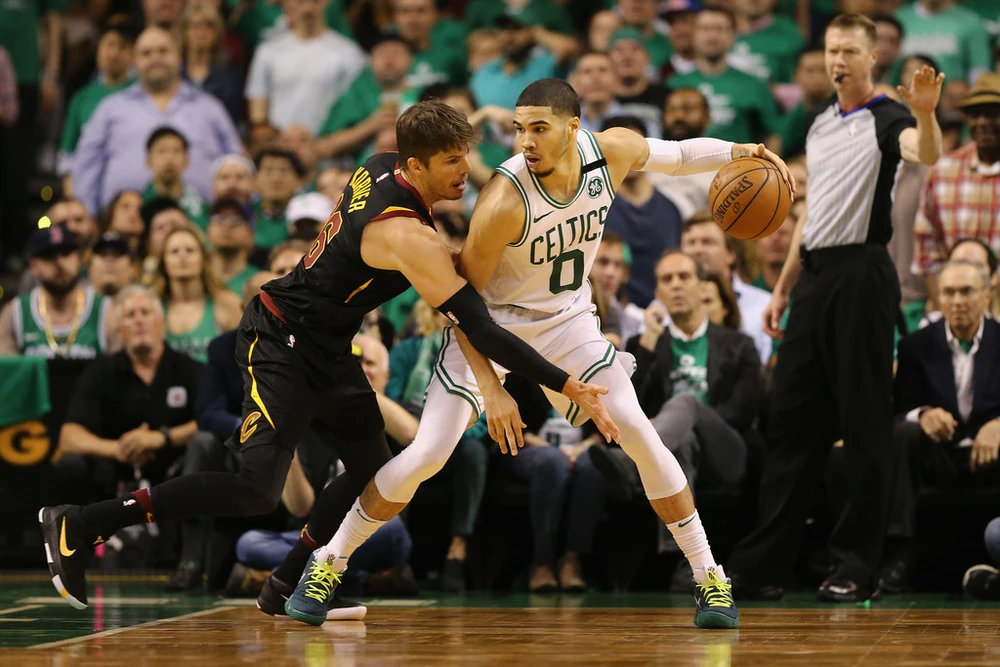 Jayson Tatum (phải)