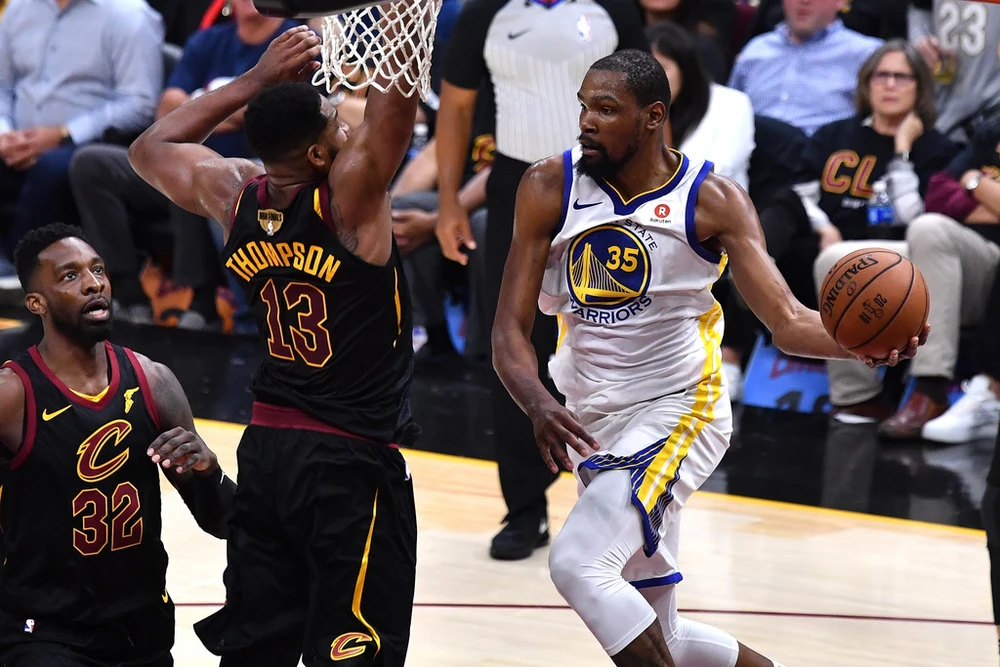 Kevin Durant (phải) tỏa sáng