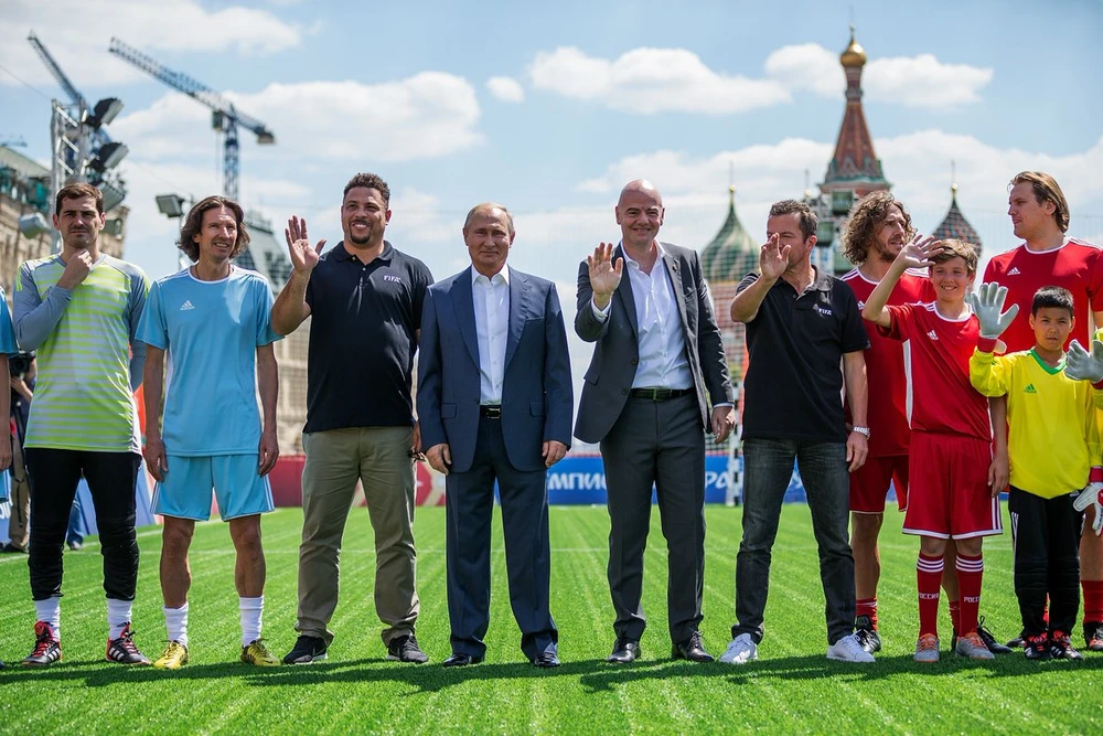 Tổng thống Putin (giữa) trong một sự kiện của FIFA ở World Cup