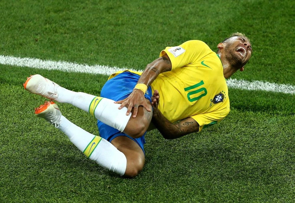 Neymar vẫn chưa bỏ tật ăn vạ