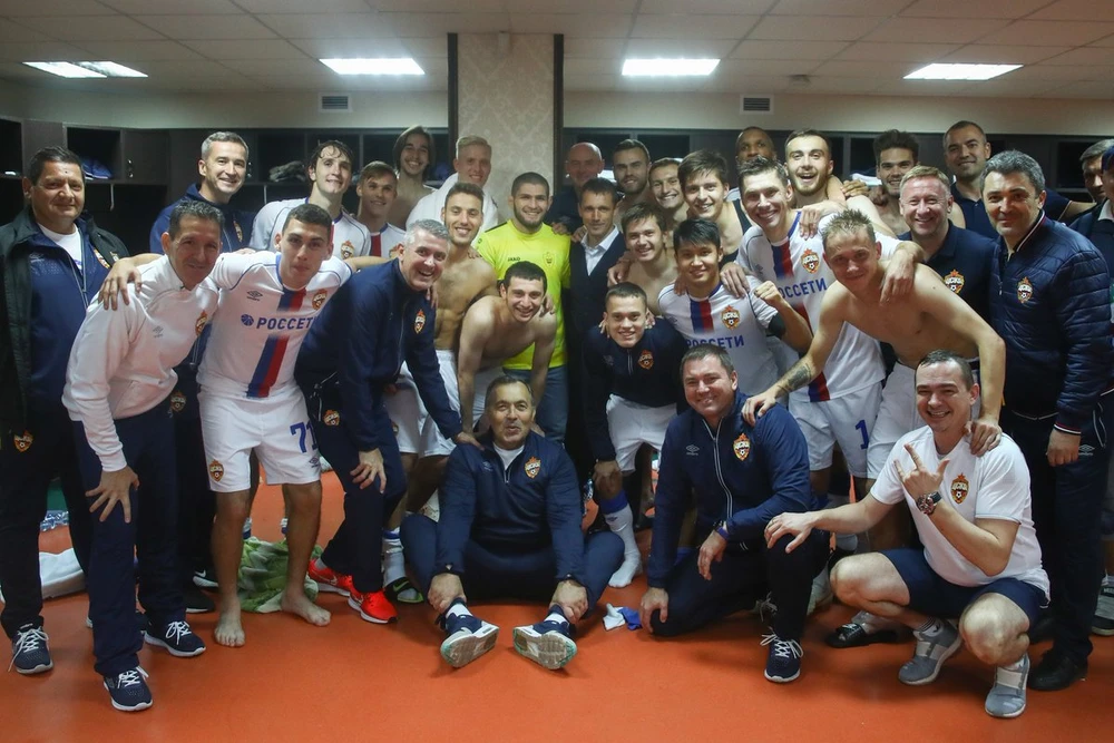 Khabib chụp hình cùng các cầu thủ CSKA