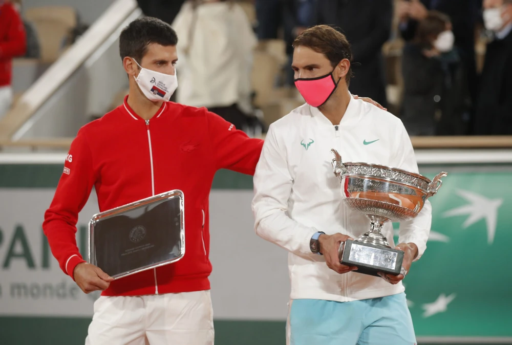 Djokovic (áo đỏ) thua tâm phục khẩu phục Nadal