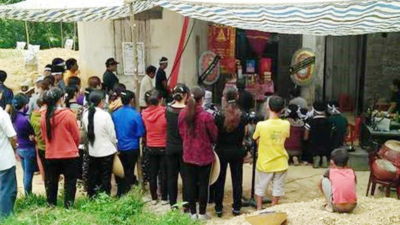 Đám tang cô giáo Dương Thị Ch. tại nhà riêng, nơi xảy ra vụ án mạng. Ảnh: Báo NA