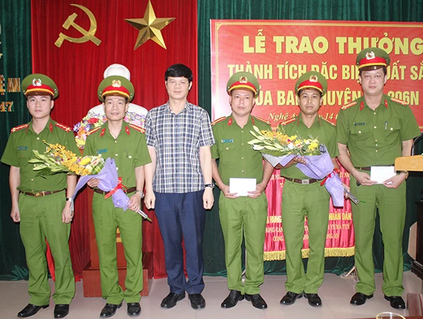 Ông Lê Xuân Đại, Phó Chủ tịch UBND tỉnh Nghệ An trao thưởng cho Ban chuyên án