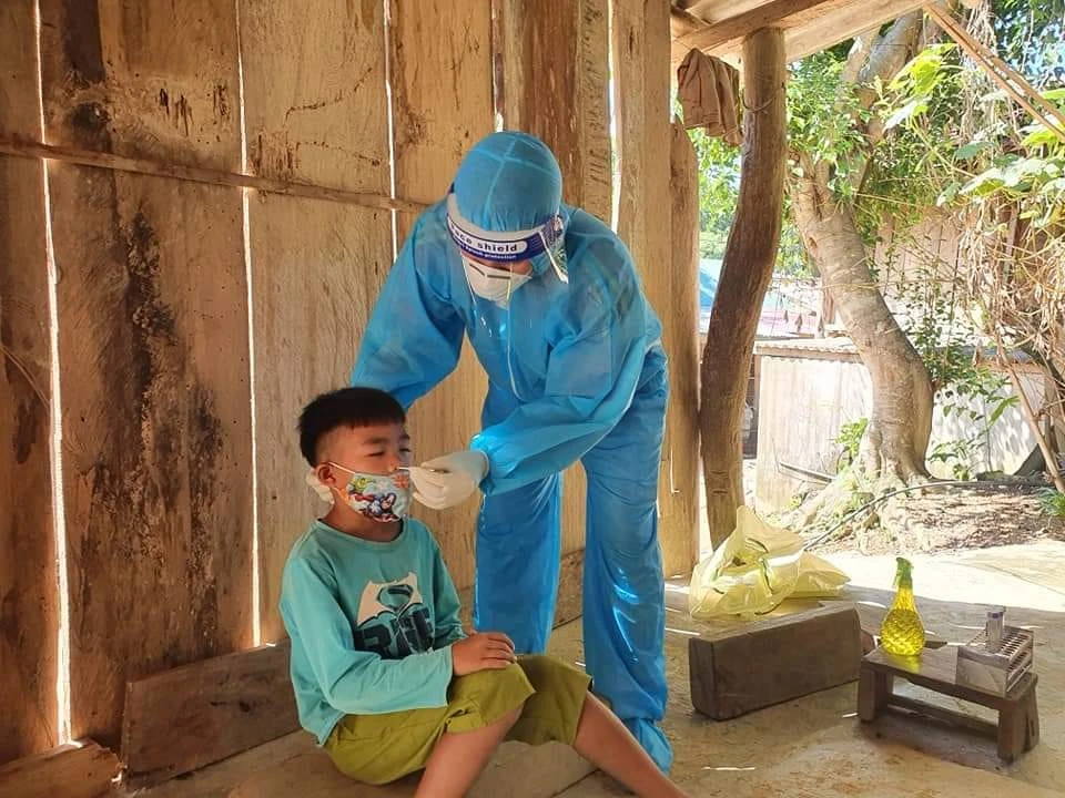 Cán bộ y tế lấy mẫu xét nghiệm cho người dân bản Chăm Puông (xã Lượng Minh, huyện Tương Dương). Ảnh: YTNA