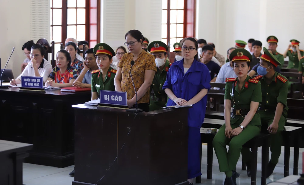Bị cáo Lê Thị Dung (áo xanh) tại tòa